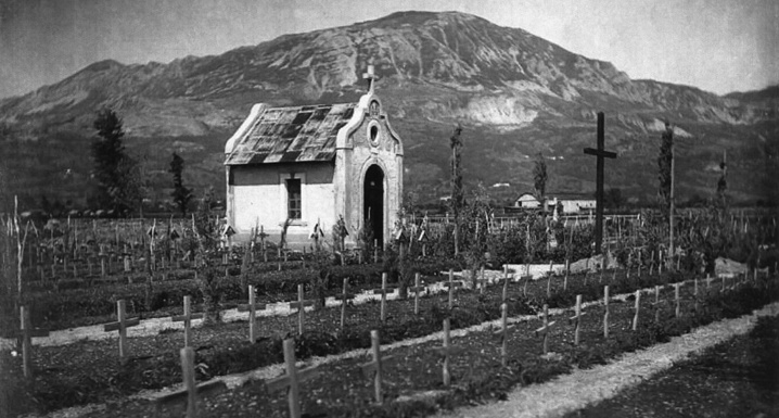 Ajdovscina-kapelica na vojaskem pokopaliscu (Mitja_Mocnik)